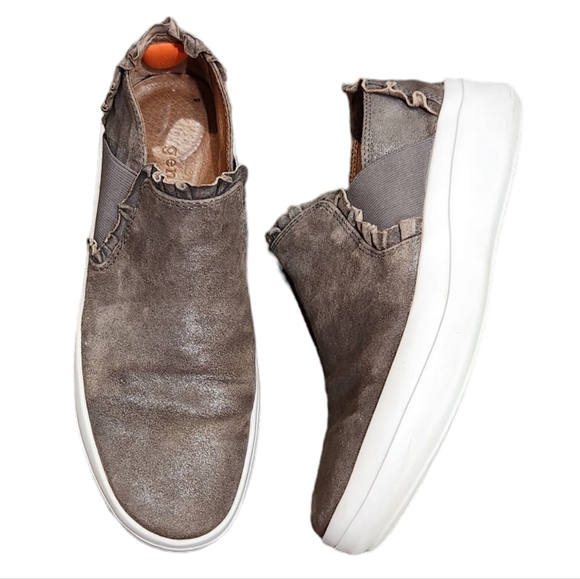 Gentle Souls By Kenneth Cole Chocolate Rosette Ruffle Mineral Sneakers Sz 9 - Picture 1 of 9